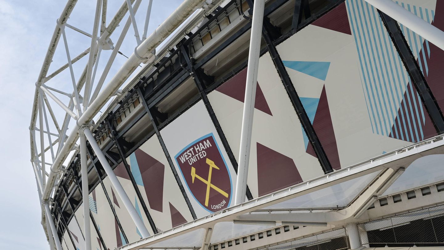 Lost Places: Kann es auch besser gehen? Ja, das zeigt die Olympiastadt London. Dort fanden 2012 die Sommerspiele statt. Viele Sportstätten wurden in den Jahren danach weiter genutzt, berichtete "SportsPro". Das Olympiastadion (im Bild) ist heute vor allem als Heimstätte des Premier-League-Fußballvereins West Ham United bekannt. Doch es gab auch Kritik: Die Kosten für den Umbau des Stadions stiegen – eine Rechnung, die größtenteils der Steuerzahler begleichen muss. Die London Legacy Development Corporation (LLDC), der das Stadion zum Teil gehört, erklärte 2018, dass die Miete von West Ham die Kosten für die Austragung von Spielen nicht decke und dass "mangelnde Kommerzialisierung" bedeute, dass die Organisation "für die nächsten 97 Jahre Verluste machen wird" Kann es auch besser gehen? Ja, das zeigt die Olympiastadt London. Dort fanden 2012 die Sommerspiele statt. Viele Sportstätten wurden in den Jahren danach weiter genutzt, berichtete "SportsPro". Das Olympiastadion (im Bild) ist heute vor allem als Heimstätte des Premier-League-Fußballvereins West Ham United bekannt. Doch es gab auch Kritik: Die Kosten für den Umbau des Stadions stiegen – eine Rechnung, die größtenteils der Steuerzahler begleichen muss. Die London Legacy Development Corporation (LLDC), der das Stadion zum Teil gehört, erklärte 2018, dass die Miete von West Ham die Kosten für die Austragung von Spielen nicht decke und dass "mangelnde Kommerzialisierung" bedeute, dass die Organisation "für die nächsten 97 Jahre Verluste machen wird"