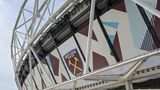 Kann es auch besser gehen? Ja, das zeigt die Olympiastadt London. Dort fanden 2012 die Sommerspiele statt. Viele Sportstätten wurden in den Jahren danach weiter genutzt, berichtete "SportsPro". Das Olympiastadion (im Bild) ist heute vor allem als Heimstätte des Premier-League-Fußballvereins West Ham United bekannt. Doch es gab auch Kritik: Die Kosten für den Umbau des Stadions stiegen – eine Rechnung, die größtenteils der Steuerzahler begleichen muss. Die London Legacy Development Corporation (LLDC), der das Stadion zum Teil gehört, erklärte 2018, dass die Miete von West Ham die Kosten für die Austragung von Spielen nicht decke und dass "mangelnde Kommerzialisierung" bedeute, dass die Organisation "für die nächsten 97 Jahre Verluste machen wird"