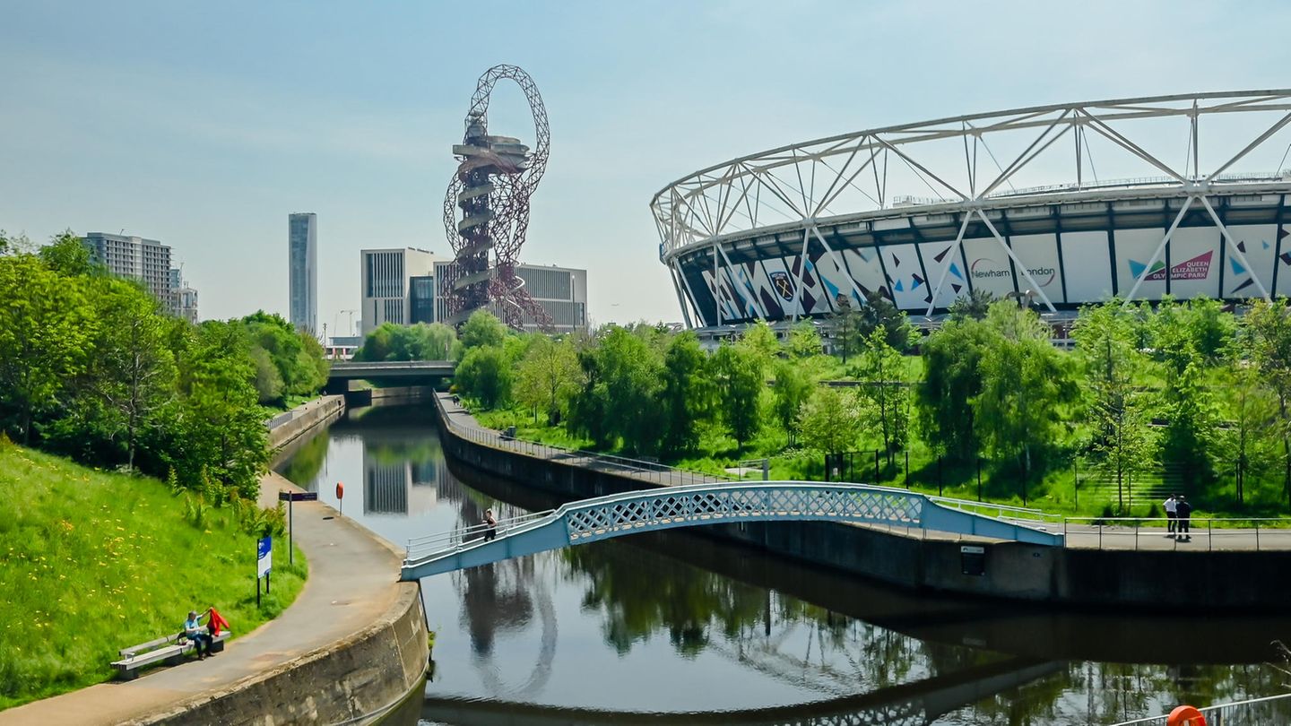Lost Places: Zudem wurde auch Kritik an den Wohnungen laut, die auf dem Olympiagelände (Foto) gebaut wurden. Ein Großteil der gebauten Wohnungen sei für die Menschen, denen sie von Anfang an helfen sollten, nicht erschwinglich, berichtete die Zeitung "Guardian" 2022. Die Olympia-Organisatoren hatten 30.000 bis 40.000 neue Wohnungen in und um den Olympiapark versprochen. Das britische Finanzmagazin "Money Week" berichtete vor zwei Jahren, dass nach Angaben der LLDC nur rund 1180 neue Wohnungen gebaut wurden, von denen etwa 39 Prozent als "erschwinglich" eingestuft wurden. Bis 2032 sollen dem Bericht zufolge innerhalb des Parks fast 6000 neue Wohnungen entstehen, bis 2036 insgesamt 33.000 neue Wohnungen. Ob es tatsächlich dazu kommt, ist eine andere Frage Zudem wurde auch Kritik an den Wohnungen laut, die auf dem Olympiagelände (Foto) gebaut wurden. Ein Großteil der gebauten Wohnungen sei für die Menschen, denen sie von Anfang an helfen sollten, nicht erschwinglich, berichtete die Zeitung "Guardian" 2022. Die Olympia-Organisatoren hatten 30.000 bis 40.000 neue Wohnungen in und um den Olympiapark versprochen. Das britische Finanzmagazin "Money Week" berichtete vor zwei Jahren, dass nach Angaben der LLDC nur rund 1180 neue Wohnungen gebaut wurden, von denen etwa 39 Prozent als "erschwinglich" eingestuft wurden. Bis 2032 sollen dem Bericht zufolge innerhalb des Parks fast 6000 neue Wohnungen entstehen, bis 2036 insgesamt 33.000 neue Wohnungen. Ob es tatsächlich dazu kommt, ist eine andere Frage