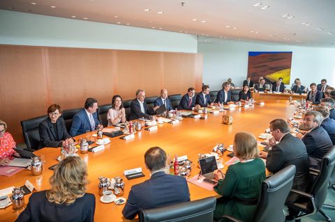 Das Bundeskabinett sitzt zusammen über dem Bundeshaushalt