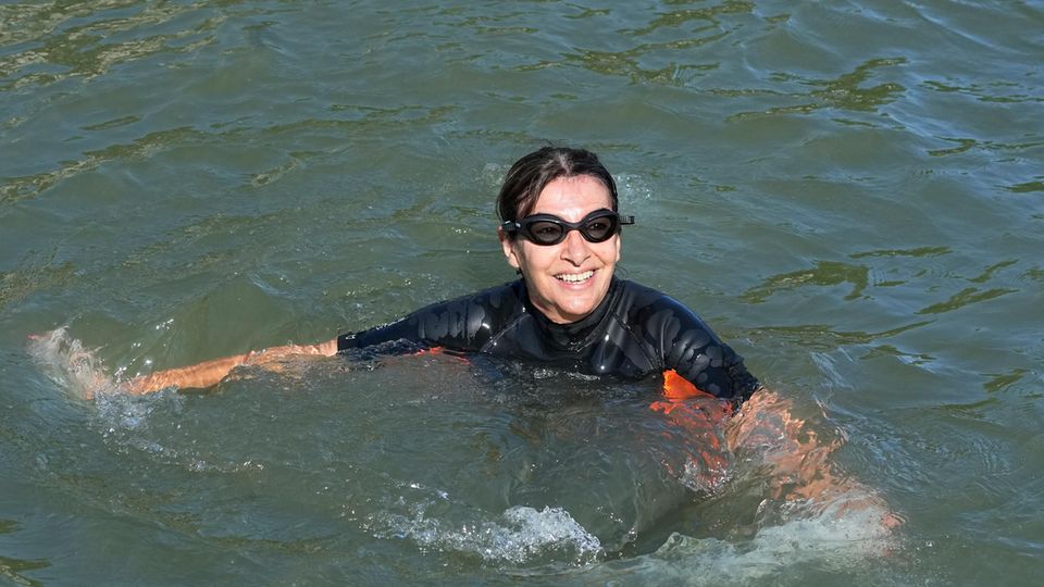 Mit Schwimmbrille ausgestattet legt Hidalgo los. Die Bürgermeisterin will zeigen, dass die Seine sauber genug ist für die Schwimmwettkämpfe während der Olympischen Spiele