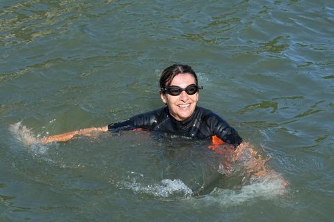 Mit Schwimmbrille ausgestattet legt Hidalgo los. Die Bürgermeisterin will zeigen, dass die Seine sauber genug ist für die Schwimmwettkämpfe während der Olympischen Spiele