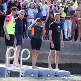 Ab in die Seine: Die Pariser Bürgermeisterin Anne Hidalgo (2.v.r.) und Olympia-OK-Chef Tony Estanguet (r.) sind bereit für ein Wagnis: ein Bad in trüben Fluten des Flusses. Im Hintergrund sind zahlreiche Medienvertreter und Schaulustige zu sehen, die die PR-Aktion verfolgen