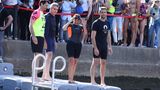 Ab in die Seine: Die Pariser Bürgermeisterin Anne Hidalgo (2.v.r.) und Olympia-OK-Chef Tony Estanguet (r.) sind bereit für ein Wagnis: ein Bad in trüben Fluten des Flusses. Im Hintergrund sind zahlreiche Medienvertreter und Schaulustige zu sehen, die die PR-Aktion verfolgen