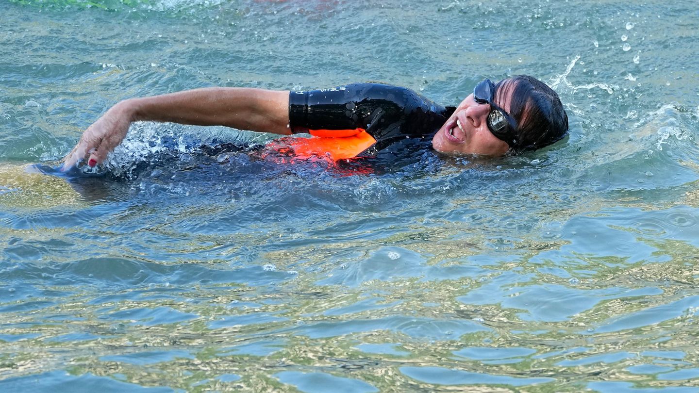 Kraulend legt die 65-Jährige eine Strecke von etwa 100 Metern durch das grünlich schimmernde Flusswasser zurück – bei etwa 20 Grad und Sonnenschein. "Es ist kühl, aber nicht zu kalt", sagt sie nach dem Bad. 1,4 Milliarden Euro hat die Stadt Paris in Kläranlagen und das Abwassersystem investiert, um den belasteten Fluss sauberer zu machen