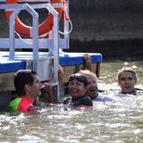 Geschafft. Etwas erschöpft, aber glücklich hält sich Hidalgo an der Wasserleiter am anderen Ufer fest. Wenn die Bürgermeisterin von Paris ein Bad in der Seine übersteht, wird das den Sportlern auch gelingen