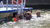 Geschafft. Etwas erschöpft, aber glücklich hält sich Hidalgo an der Wasserleiter am anderen Ufer fest. Wenn die Bürgermeisterin von Paris ein Bad in der Seine übersteht, wird das den Sportlern auch gelingen