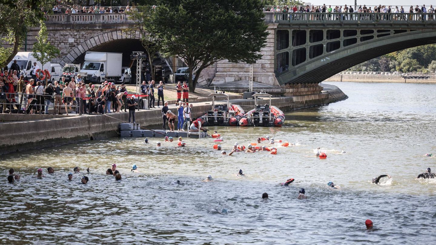 Mit Hidalgo (m.) springen zahlreiche andere Menschen unweit des Rathauses ins Wasser. Kurz vor dem Start der Olympischen Spiele sorgt die Wasserqualität teilweise für Spott und Häme. Das ändert sich jetzt hoffentlich