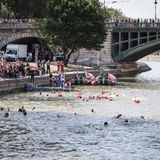 Mit Hidalgo (m.) springen zahlreiche andere Menschen unweit des Rathauses ins Wasser. Kurz vor dem Start der Olympischen Spiele sorgt die Wasserqualität teilweise für Spott und Häme. Das ändert sich jetzt hoffentlich