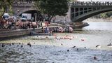 Mit Hidalgo (m.) springen zahlreiche andere Menschen unweit des Rathauses ins Wasser. Kurz vor dem Start der Olympischen Spiele sorgt die Wasserqualität teilweise für Spott und Häme. Das ändert sich jetzt hoffentlich