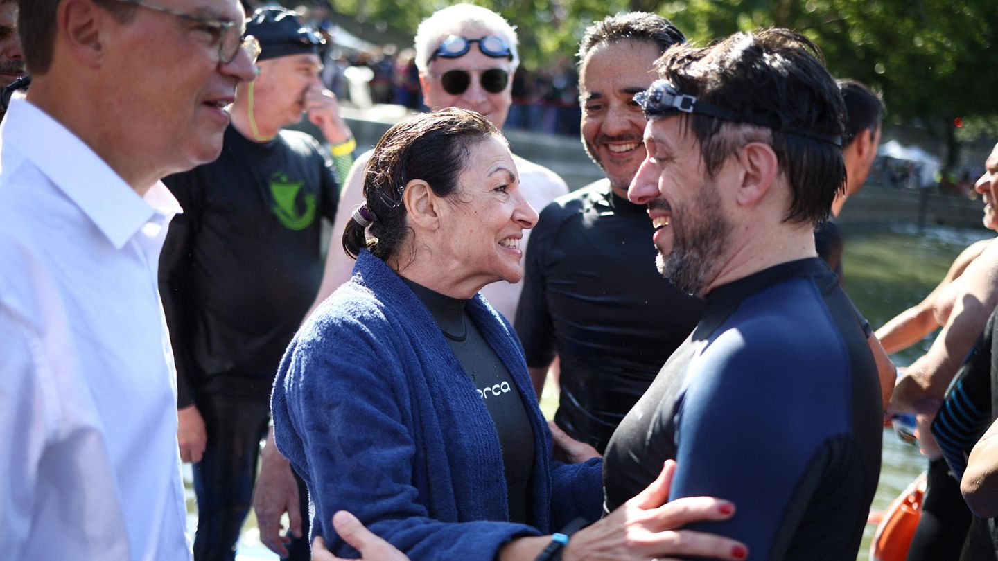 Danach gibt es eine Umarmung mit OK-Chef Estanguet. Für die Olympischen Spiele muss man sich auch mal in trübe Fluten werfen. Aber so viel darf man sagen: Die Investitionen in die Wasserqualität werden sich lohnen, unabhängig davon, ob die Wettbewerbe in der Seine stattfinden oder nicht