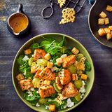 Blitzrezept: Spinatsalat mit Traubensirup, Lachs und Parmesancrunch