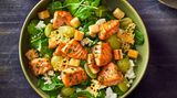 Blitzrezept: Spinatsalat mit Traubensirup, Lachs und Parmesancrunch
