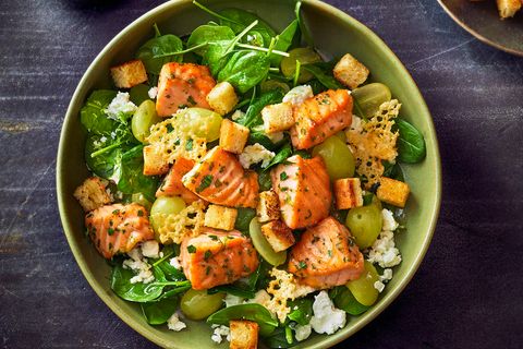Blitzrezept: Spinatsalat mit Traubensirup, Lachs und Parmesancrunch