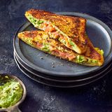 Blitzrezept: Avocado-French-Toast mit Lachs