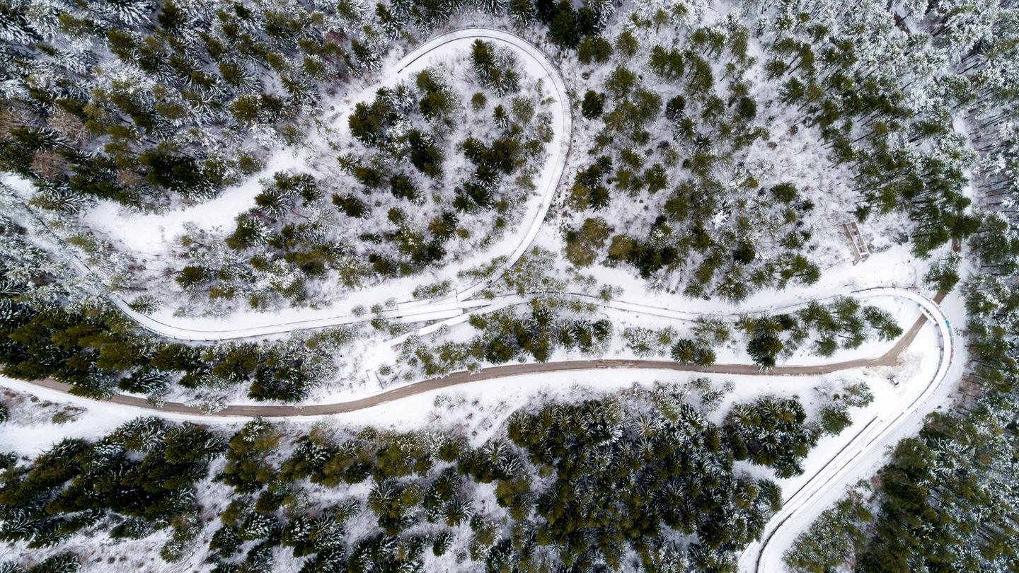 Kein Wintersport im Winter: die Bobbahn in Sarajevo, zugeschneit im Februar 2022