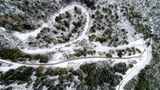 Kein Wintersport im Winter: die Bobbahn in Sarajevo, zugeschneit im Februar 2022