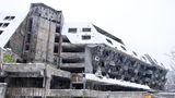 Dystopie im Wintersportgebiet: Andere Gebäude, die für die Winterspiele errichtet wurden, modern ebenfalls vor sich hin – wie die Ruinen des Hotels Igman