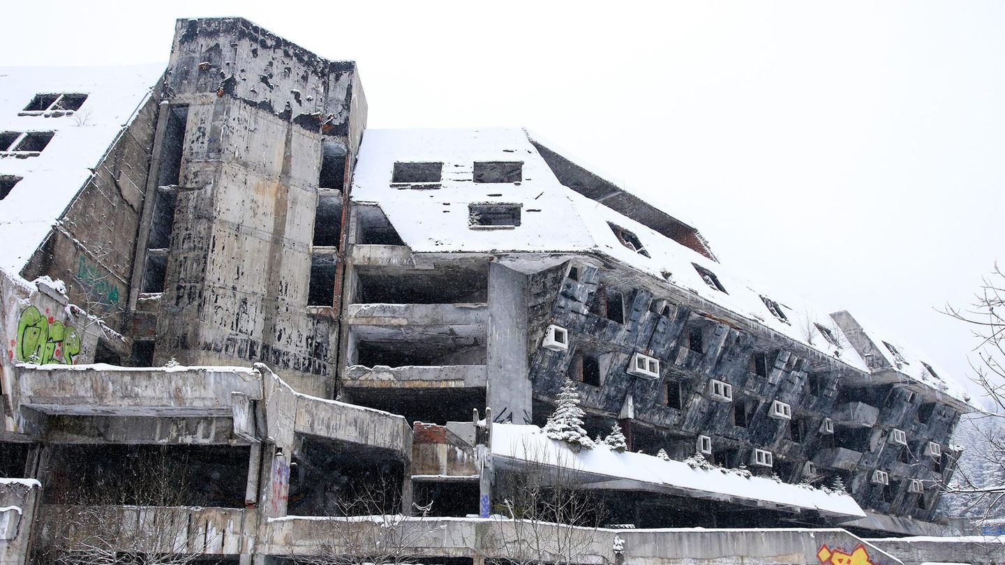Dystopie im Wintersportgebiet: Andere Gebäude, die für die Winterspiele errichtet wurden, modern ebenfalls vor sich hin – wie die Ruinen des Hotels Igman