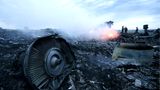 Übrig sind nur rauchende Trümmer: Am 17. Juli 2014 befindet sich Flug MH17 der Malaysia Airlines auf dem Weg von Amsterdam nach Kuala Lumpur. Als die Boeing 777 umkämpftes Gebiet im Osten der Ukraine überfliegt, wird sie von einer Rakete getroffen und stürzt ab. Alle 298 Insassen – die meisten von ihnen Niederländer – sterben.  Acht Jahre später spricht ein Gericht in den Niederlanden in dem Fall zwei Russen und einen Ukrainer in Abwesenheit schuldig und verurteilt sie zu lebenslanger Haft. Das Gericht sieht es in seinem Urteil als erwiesen an, dass die Maschine von einer russischen Boden-Luft-Rakete vom Typ BUK abgeschossen wurde. Die Rakete stammte demnach von einem russischen Militärstützpunkt und wurde von einem von prorussischen Separatisten kontrollierten Feld in der ostukrainischen Region Donezk abgefeuert. Russland weist bis heute jede Schuld an dem Vorfall zurück