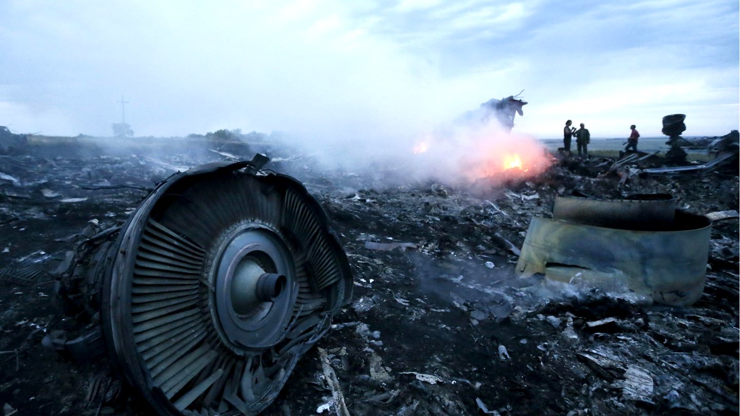 Übrig sind nur rauchende Trümmer: Am 17. Juli 2014 befindet sich Flug MH17 der Malaysia Airlines auf dem Weg von Amsterdam nach Kuala Lumpur. Als die Boeing 777 umkämpftes Gebiet im Osten der Ukraine überfliegt, wird sie von einer Rakete getroffen und stürzt ab. Alle 298 Insassen – die meisten von ihnen Niederländer – sterben.  Acht Jahre später spricht ein Gericht in den Niederlanden in dem Fall zwei Russen und einen Ukrainer in Abwesenheit schuldig und verurteilt sie zu lebenslanger Haft. Das Gericht sieht es in seinem Urteil als erwiesen an, dass die Maschine von einer russischen Boden-Luft-Rakete vom Typ BUK abgeschossen wurde. Die Rakete stammte demnach von einem russischen Militärstützpunkt und wurde von einem von prorussischen Separatisten kontrollierten Feld in der ostukrainischen Region Donezk abgefeuert. Russland weist bis heute jede Schuld an dem Vorfall zurück