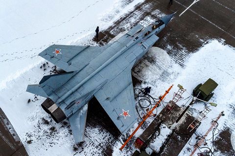 Die MiG-31 ist ein gewaltiger Abfangjäger. Die Maschine wiegt leer 21 Tonnen, eine F-16 etwa acht Tonnen.
