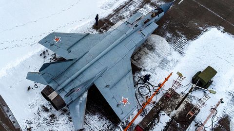 Die MiG-31 ist ein gewaltiger Abfangjäger. Die Maschine wiegt leer 21 Tonnen, eine F-16 etwa acht Tonnen.