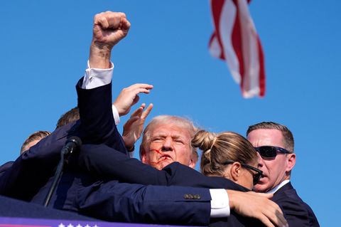 Donald Trump wird bei einer Wahlkampfveranstaltung von Agenten des US-Geheimdienstes Secret Service umringt