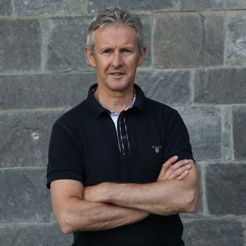 Jens Weißflog im Polo-Shirt vor einer grauen Steinwand.