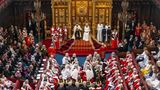 Mehr königlicher Pomp und Prunk geht nicht, der König und die Königin nehmen auf dem Thron Platz