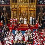 Mehr königlicher Pomp und Prunk geht nicht, der König und die Königin nehmen auf dem Thron Platz