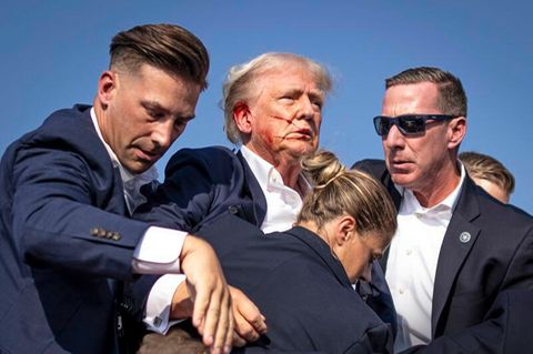 Secret-Service-Agenten umringen Donald Trump in Butler