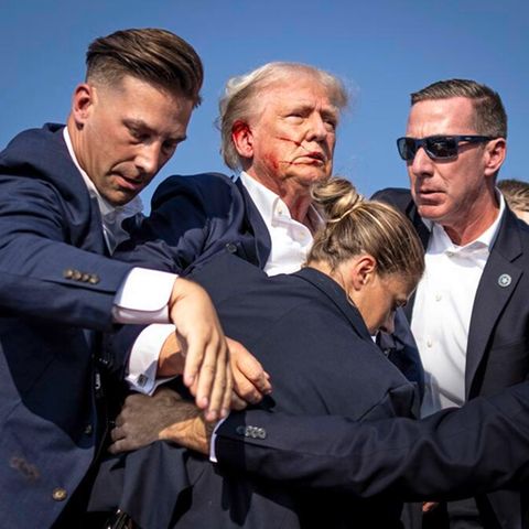 Secret-Service-Agenten umringen Donald Trump in Butler