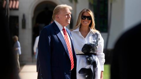 Melania Trump steht neben ihrem Mann Donald Trump