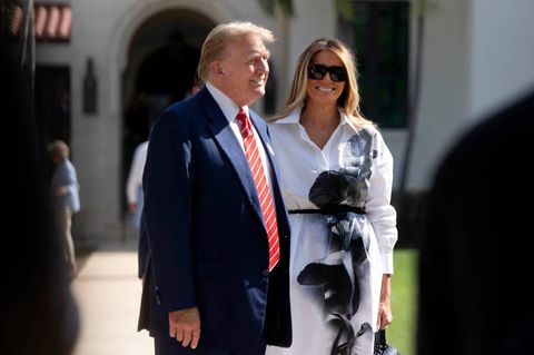 Melania Trump steht neben ihrem Mann Donald Trump