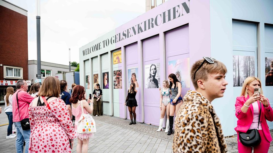 Stadtbild mit Taylor Swift-Fans