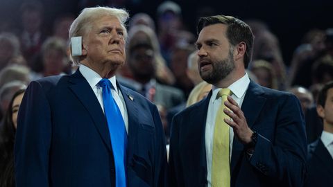Donald Trump (l.) und J. D. Vance, Kandidat für die US-Vizepräsidentschaft, beim Parteitag der Republikaner in Milwaukee (Wisconsin, USA)