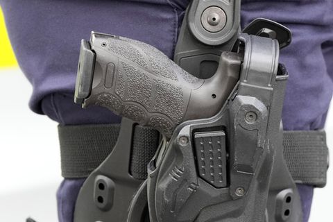 Die Dienstwaffe einer Polizistin der Polizei Brandenburg steckt im Holster