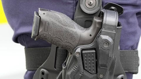 Die Dienstwaffe einer Polizistin der Polizei Brandenburg steckt im Holster