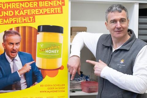 Imker zeigt auf Bild von Böhmermann