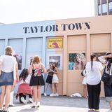 Apropos weinen: Wer an dem komplizierten Ticketverfahren gescheitert ist, ist trotzdem willkommen in Gelsenkirchen. Wie sonst nur bei internationalen Fußballturnieren hat die Stadt Fanzonen aufgebaut, in denen sich tausende Fans treffen können