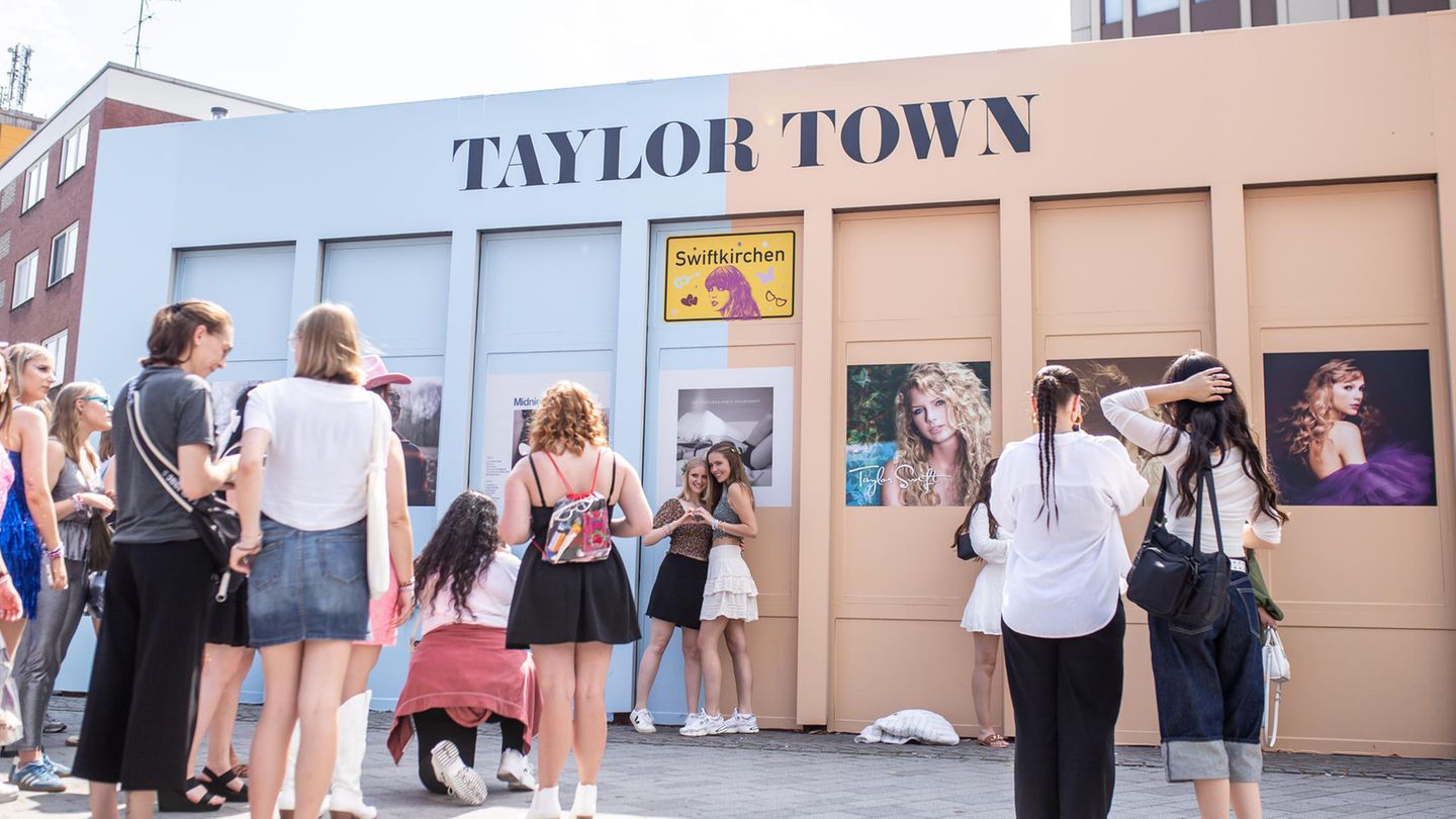 Taylor Swift in Deutschland: Apropos weinen: Wer an dem komplizierten Ticketverfahren gescheitert ist, ist trotzdem willkommen in Gelsenkirchen. Wie sonst nur bei internationalen Fußballturnieren hat die Stadt Fanzonen aufgebaut, in denen sich tausende Fans treffen können Apropos weinen: Wer an dem komplizierten Ticketverfahren gescheitert ist, ist trotzdem willkommen in Gelsenkirchen. Wie sonst nur bei internationalen Fußballturnieren hat die Stadt Fanzonen aufgebaut, in denen sich tausende Fans treffen können