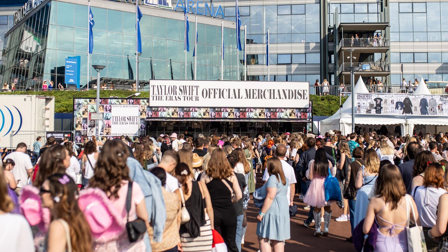 Eintritt: Geschafft. Nächster Halt: Merchandise-Stand. Viele Fans nutzen die Zeit vor dem Konzert, um T-Shirts, Armbänder oder Sondereditionen von Swifts Alben zu kaufen