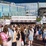 Eintritt: Geschafft. Nächster Halt: Merchandise-Stand. Viele Fans nutzen die Zeit vor dem Konzert, um T-Shirts, Armbänder oder Sondereditionen von Swifts Alben zu kaufen