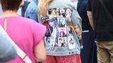 Swifties unter sich: Viele haben ihr Outfit lange geplant, gebastelt oder vorhandene Klamotten im Stile der Epochen ("Eras") umgestaltet. Seitdem Swift Mitte April überraschend mit "The Tortured Poets Department" ein Doppelalbum veröffentlicht hat, sind es elf Epochen