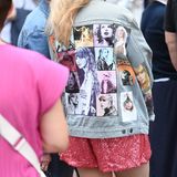 Swifties unter sich: Viele haben ihr Outfit lange geplant, gebastelt oder vorhandene Klamotten im Stile der Epochen ("Eras") umgestaltet. Seitdem Swift Mitte April überraschend mit "The Tortured Poets Department" ein Doppelalbum veröffentlicht hat, sind es elf Epochen