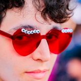 Bunte Brillen, Cowboyhütte, Glitzer, Farben, alles was funkelt und auffällt ist hoch im Kurs