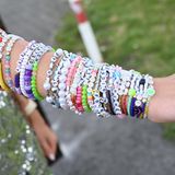 Auch Freundschaftsarmbänder sind bei der Eras Tour hoch im Kurs. Viele basteln selbst, tauschen sie untereinander aus. Häufig stehen Alben drauf wie "Lover", "Fearless" oder "Midnights", andere tragen Songzeilen am Handgelenk