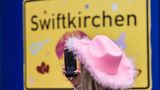 Die Stadt hatte als Marketing-Aktion 30 "Swiftkirchen"-Schilder in der Stadt aufgehangen. Eine Schülerin hatte zuvor eine Petition gestartet, um Gelsenkirchen für die Dauer der drei Konzerte von Taylor Swift vorübergehend umzubenennen