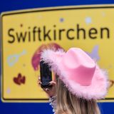 Die Stadt hatte als Marketing-Aktion 30 "Swiftkirchen"-Schilder in der Stadt aufgehangen. Eine Schülerin hatte zuvor eine Petition gestartet, um Gelsenkirchen für die Dauer der drei Konzerte von Taylor Swift vorübergehend umzubenennen